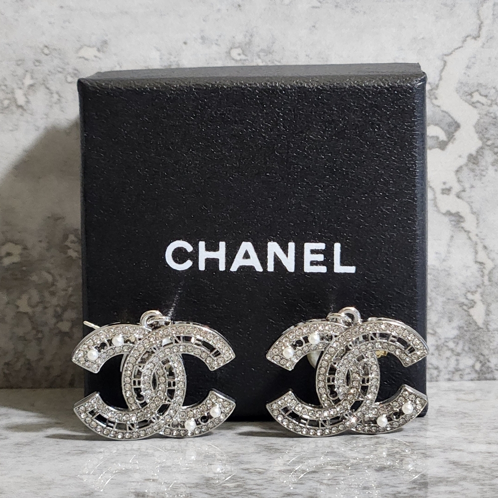 CHANEL Silver Crystal Interlocking CC Stud Earrings ✨️